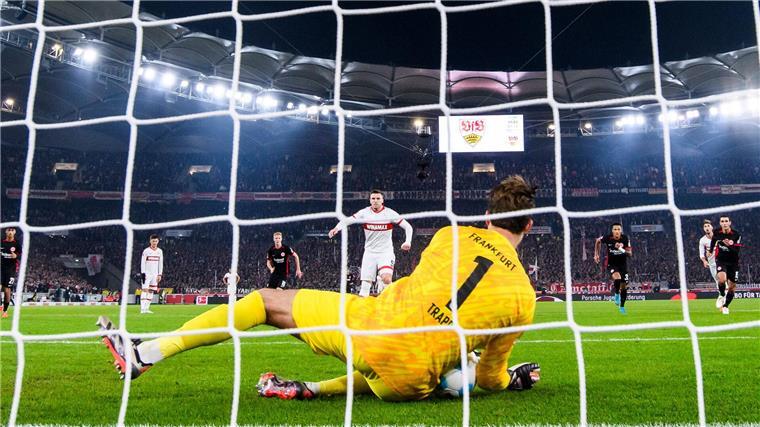 Eintracht Frankfurt genießt Marmoush-Show und Momentaufnahme Kevin Trapp parierte gegen Ermedin Demirovic.