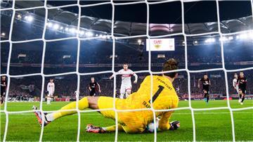 Kevin Trapp parierte gegen Ermedin Demirovic.