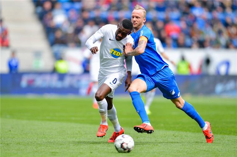 Kevin Vogt (rechts) im Zweikampf mit Herthas Salomon Kalou. Vogt wechselt an die Weser bis zum Ende der Saison.