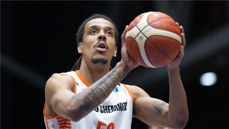 Bayern-Basketballer verpflichten Yebo aus Chemnitz Kevin Yebo geht ab jetzt für Meister Bayern München auf Korbjagd.