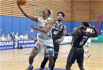 Kevin Yebo (links) ist mit den Eisbären mit einer Niederlage in die Playoffs gestartet.