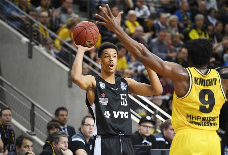 Die Eisbären holen Kevin Yebo von den Hamburg Towers Kevin Yebo (links) wechselt von den Hamburg Towers zum Zweitliga-Vizemeister Bremerhaven.