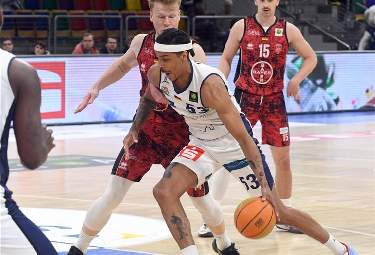Fünfter Sieg in Folge bringt die Eisbären in die Playoffs Kevin Yebo (rechts) erreichte mit den Eisbären dank des fünften Sieges in Folge die Playoffs in der ProA.