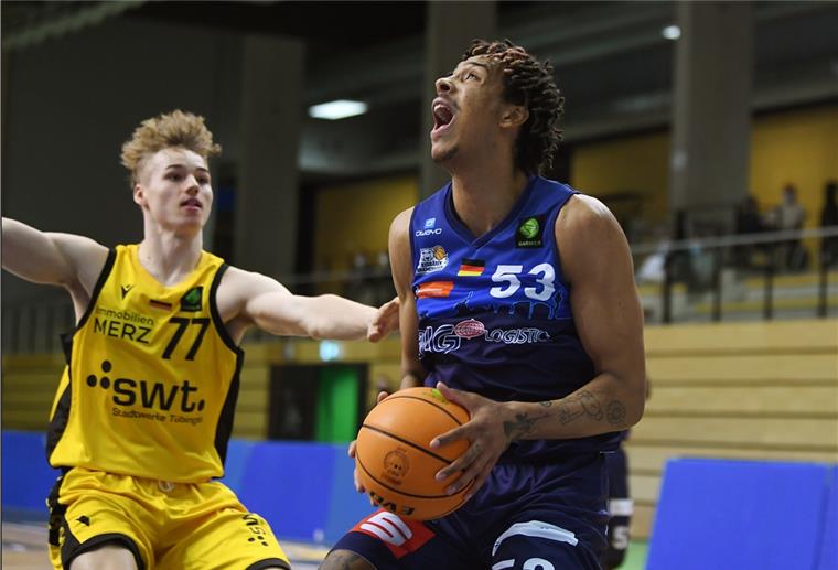 Kevin Yebo (rechts) setzt sich unter dem Tübinger Korb gegen Timo Lanmüller durch. Das Spiel verloren die Eisbären aber. 