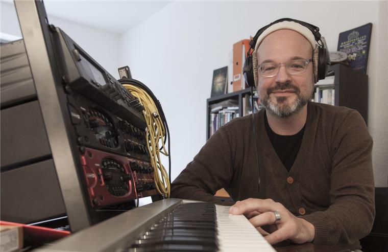 Keyboard und Verstärker irritieren: Eigentlich produziert Medienunternehmer Karsten Kasparek in seinem Cuxhavener Büro keine Musik. Manchmal greift der Hobbymusiker hier trotzdem in die Tasten.  
