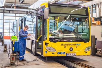 Kfz-Elektroniker Marcel Brückner bereitet die neuen Busse für ihren Einsatz vor. Foto: Hartmann

