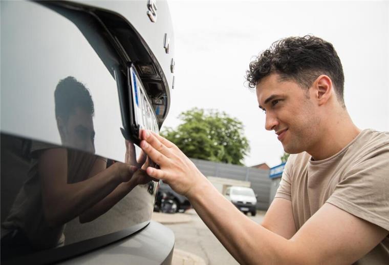 Online das Auto zulassen? Das bleibt in Bremerhaven Zukunftsmusik Kfz-Zulassungen sollen für Bürger eigentlich online abwickelbar sein. In Bremerhaven ist das nicht möglich.