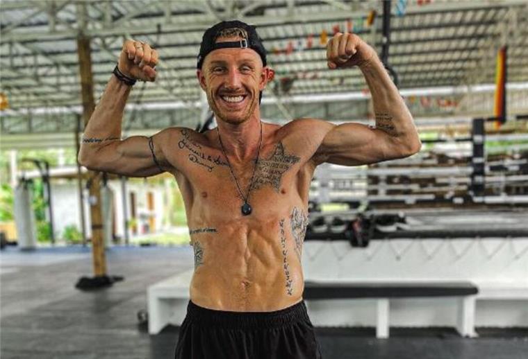 Thaiboxer Schroth aus Bremerhaven vor nächstem WM-Kampf Kickboxer Pascal Schroth aus Bremerhaven will am Samstag, 1. Juli, seinen WM-Titel verteidigen.