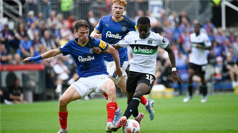Kiels Magnus Knudsen (l) im Duell mit dem Hannoveraner Noel Aseko.