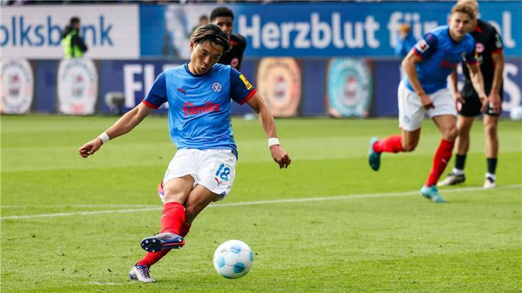 Kiels Torschütze: Der Japaner Shuto Machino trifft gegen Frankfurt per Strafstoß.
