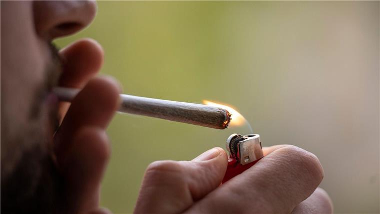 Cannabis-Konsum auf Weihnachtsmärkten verboten Kiffen auf Weihnachtsmärkten ist in Niedersachsen und Bremen nach gängigen Regeln nicht erlaubt, zusätzliche Verbote sind aber nicht geplant. (Symbolbild)