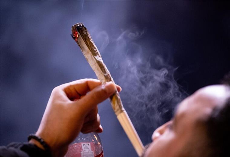 Cannabis-Konsum in Bremerhaven und Bremen ist jetzt legal: Was sind die Regeln? Ein Kiffer