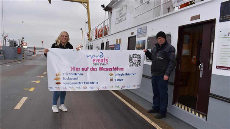 Fähre Brake-Sandstedt: Kult-Kiosk verkauft wieder weltberühmte Bockwurst Kiki Koopmann eröffnet einen Kiosk auf der Sandstedter Fähre (hier mit Kassierer Bernd Jürgens)