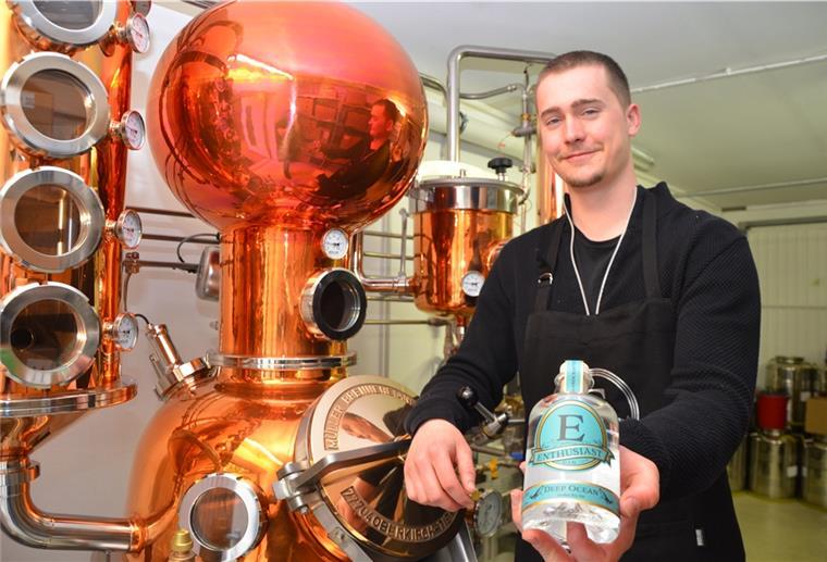 Langener stellen eigenen Gin in der Garage her Kilian Eilers zeigt stolz den Gin „Deep Ocean“, der in der eigenen Destillerie hergestellt wird. Dieser hat sogar schon einen Preis gewonnen.