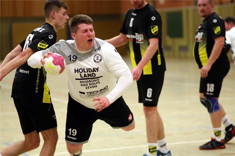 Zevens Handballer stehen im Pokal-Halbfinale Kilian Enghard wird in dieser Szene am Dollerner Kreis mit unfairen Mitteln gestoppt. Ansonsten ließen sich die Zevener aber nicht aufhalten.