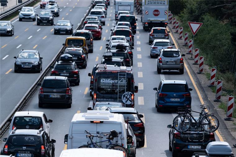Mehr Ferien-Stau im Norden - A27 Schwerpunkt Kilometer lange Blechlawinen haben an den Ferienwochenenden dieses Jahres wieder das Bild an den norddeutschen Straßen geprägt.
