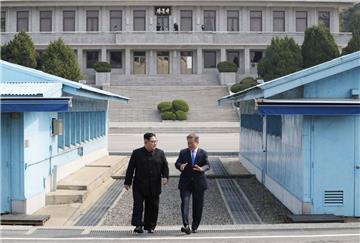 Kim Jong Un (links) und Moon Jae In, Präsident von Südkorea, üben sich in Harmonie. 