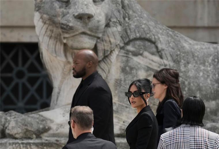 Kim Kardashian zu Überfall: „Ich dachte, ich würde sterben“ Kim Kardashian berichtete vor Gericht von ihrer Panik und Todesangst während des Raubüberfalls auf sie.