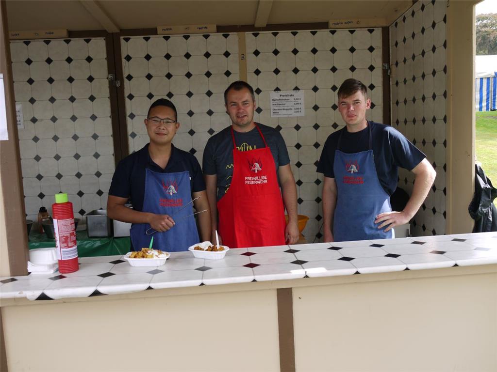 Kim Wolniakowski, Matthias Brümmer und Jan Dirk Fenner verkaufen selbstgemachte ...