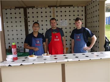 Kim Wolniakowski, Matthias Brümmer und Jan Dirk Fenner verkaufen selbstgemachte ...