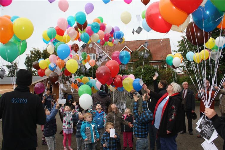 Hotel „Vittoria“ im Beverstedter Ortskern wiedereröffnet Kinder aus der Tagesgruppe der Einrichtung „Frieda Mallet“ ließen zur Eröffnung des Hotels „Vittoria“ 450 bunte Ballons in den Himmel aufsteigen. „Endlich hat Beverstedt wieder ein Hotel“, sagte Ortsvorsteher Harald Michaelis.