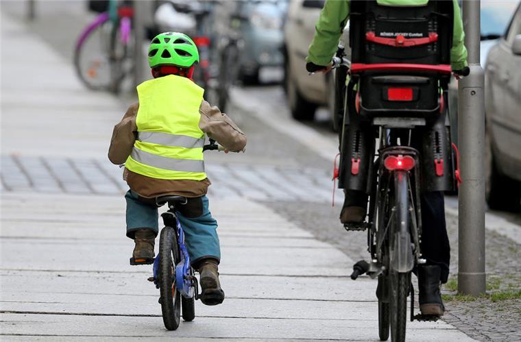 Viele Bremerhavener Eltern machen in punkto Schulweg einen Fehler Kinder bis zu einem gewissen Alter dürfen auf dem Gehweg von einer selbst radelnden Begleitung flankiert werden.