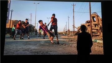 Kinder im Irak spielen Fußball ohne Ball. Das Ballspielen war nämlich verboten.