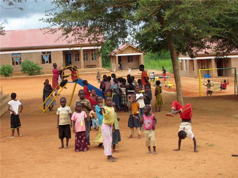 Hilfe aus Tarmstedt für Aids-Waisen in Tansania Kinder in Kitwiru, Tansania: Das Dorf für Waisen wurde unter Aufsicht des Vorwerker Ehepaares Judy und Johann-Georg Eule gebaut und wird vom Verein Amani Kinderdorf betrieben.