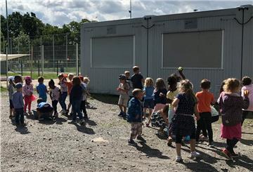 Kinder in Rodenkirchen nehmen Abschied von ihrem Container-Kindergarten. In den waren sie wegen Sanierungsarbeiten in ihrem angestammten Kindergarten umgezogen. Nun könnte die Stadt Nordenham diese Container übernehmen.