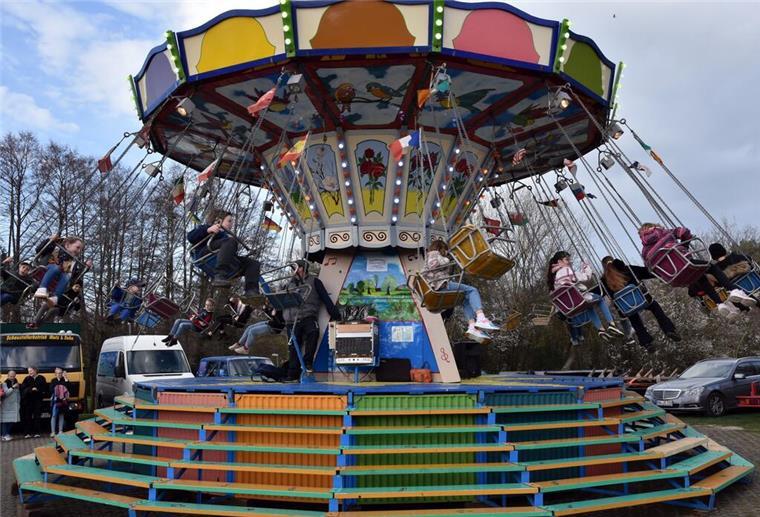Drei Tage Frühjahrsmarkt im Bördeort Sittensen Kinder können sich im Kettenkarussell amüsieren.