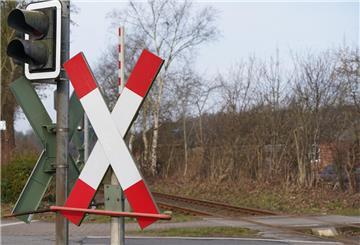 Kinder legen schon zum zweiten Mal Schottersteine auf Bahngleise.
