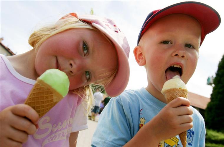 Kinder schlecken Eis: Der kühle Genuss liegt bei hochsommerlichen Temperaturen auch in Zeven im Trend. Die Preise für Vanille sind allerdings zuletzt kräftig gestiegen.