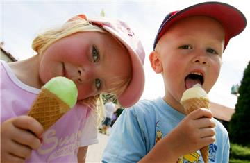 Kinder schlecken Eis: Der kühle Genuss liegt bei hochsommerlichen Temperaturen auch in Zeven im Trend. Die Preise für Vanille sind allerdings zuletzt kräftig gestiegen.