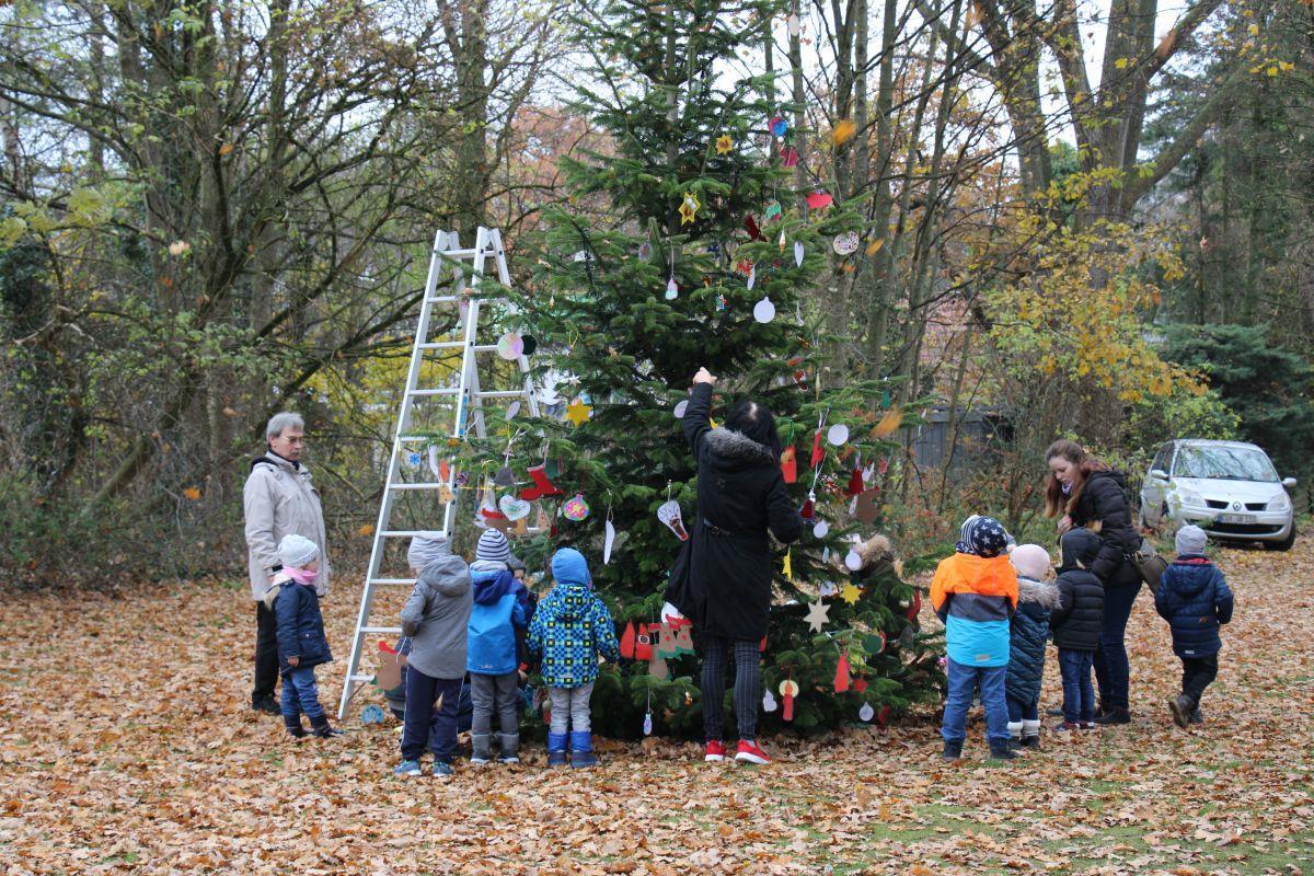 In Lehe und Leherheide sind die Weihnachtswichtel los Kinder schmücken fleißig den Tannenbaum.