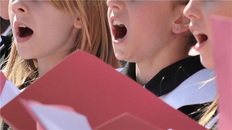 „Singen als Breitensport“: Chöre bangen um Nachwuchs  Kinder singen im Chor.
