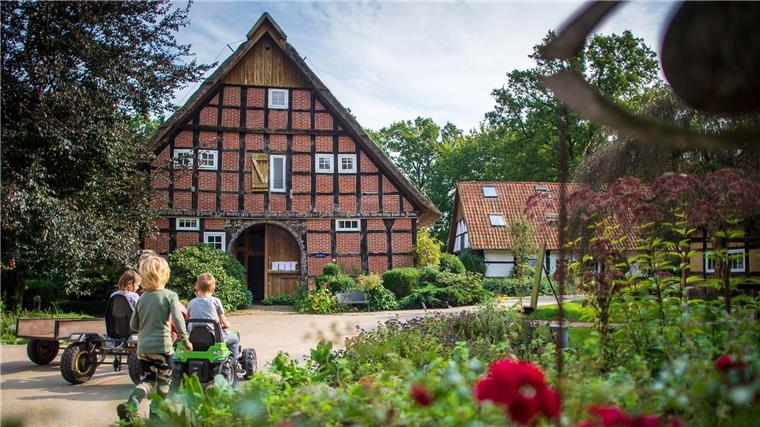 Ferienhöfe über Himmelfahrt und Pfingsten bereits ausgebucht Kinder spielen auf einem Bauernhof in Niedersachsen.