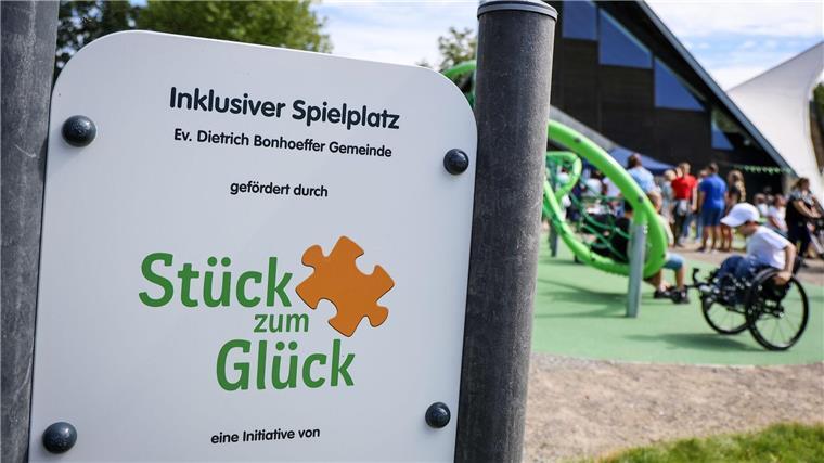 Erster inklusiver Spielplatz in Bremen eröffnet Kinder spielen bei der Eröffnung des ersten inklusiven Spielplatzes in Bremen an einem Spielgerät.