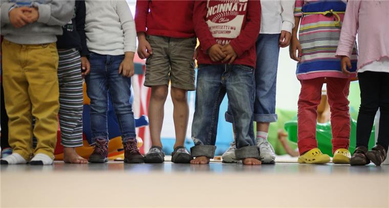 Tarmstedts Eltern fordern: "Finger weg von unseren Kindergärten" Kinder stehen in einem Kindergarten. In den beiden Kitas der Gemeinde Tarmstedt ist ihr Nachwuchs aktuell bestens aufgehoben, finden die Elternvertreterinnen. Deshalb sprechen sie sich gegen einen Trägerwechsel aus.