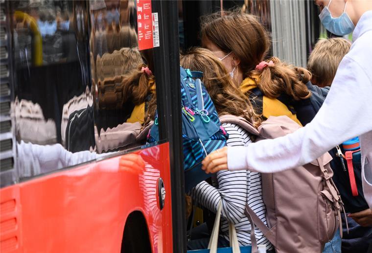 Rotenburg: Billiges Jugendticket kommt später Kinder stürmen nach Schulende in einen Bus. Ab September wird es im Kreis Rotenburg ein Jugendticket geben.