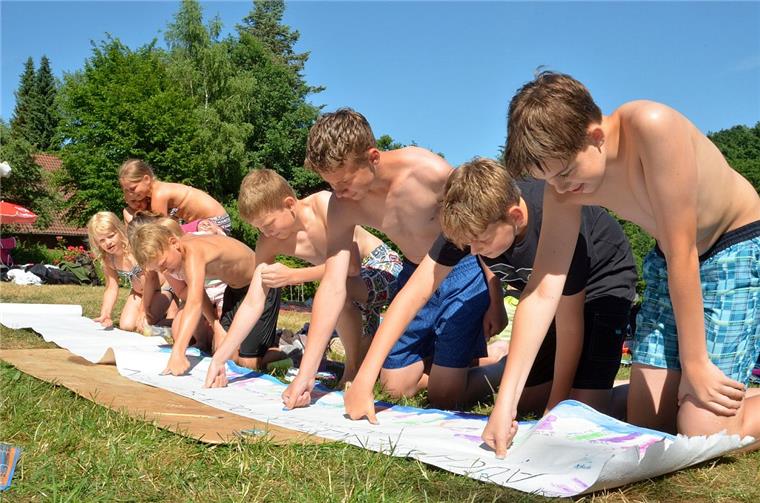 Freibad Kirchtimke: Gutachten bleibt Geheimsache Kinder und Jugendliche dokumentieren per Daumenabdruck auf einem Protestplakat, dass ihnen das Freibad in Kirchtimke wichtig ist.