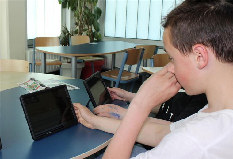 Stadtteil-Treff Wulsdorf rüstet technisch auf Kind vor einem Tablet in einer Freizeiteinrichtung.