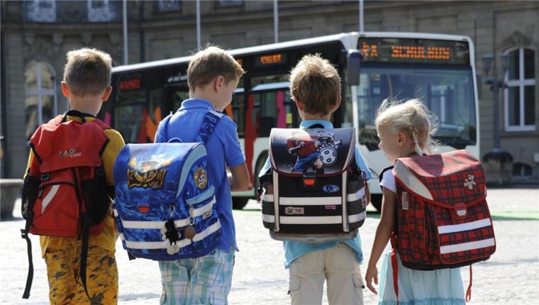 Landkreis Rotenburg: Im Busverkehr läuft's noch immer nicht rund Kinder warten auf den Schulbus. Im Landkreis Rotenburg läuft es noch immer nicht überall rund mit den Verbindungen.