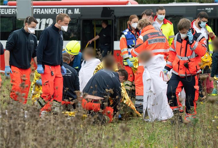 Kinder werden nach einem schweren Unfall bei Frankfurt am Main von Notfallsanitätern betreut. 