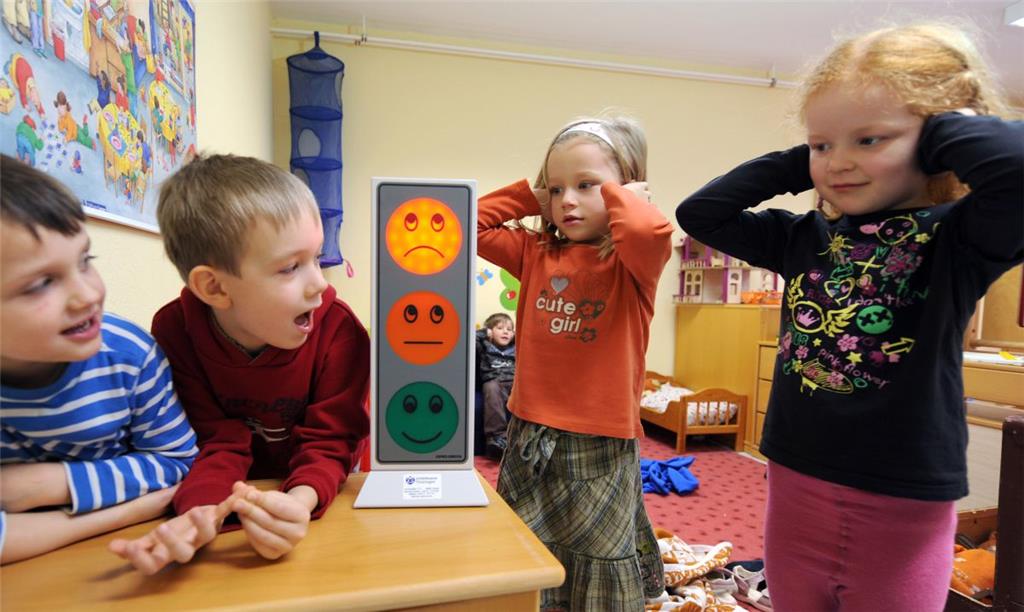 Kinder: Zwei Hausbesitzer aus Thüringen scheitern im Mai 2011 mit ihren Eilanträgen gegen den Bau eines benachbarten Kindergartens. Die Häuser seien ohnehin &quot;deutlich lärmvorbelastet&quot;, da sie an einer stark befahrenen Straße lägen, urteilt das Oberverwaltungsgericht.