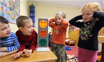 Kinder: Zwei Hausbesitzer aus Thüringen scheitern im Mai 2011 mit ihren Eilanträgen gegen den Bau eines benachbarten Kindergartens. Die Häuser seien ohnehin &quot;deutlich lärmvorbelastet&quot;, da sie an einer stark befahrenen Straße lägen, urteilt das Oberverwaltungsgericht.