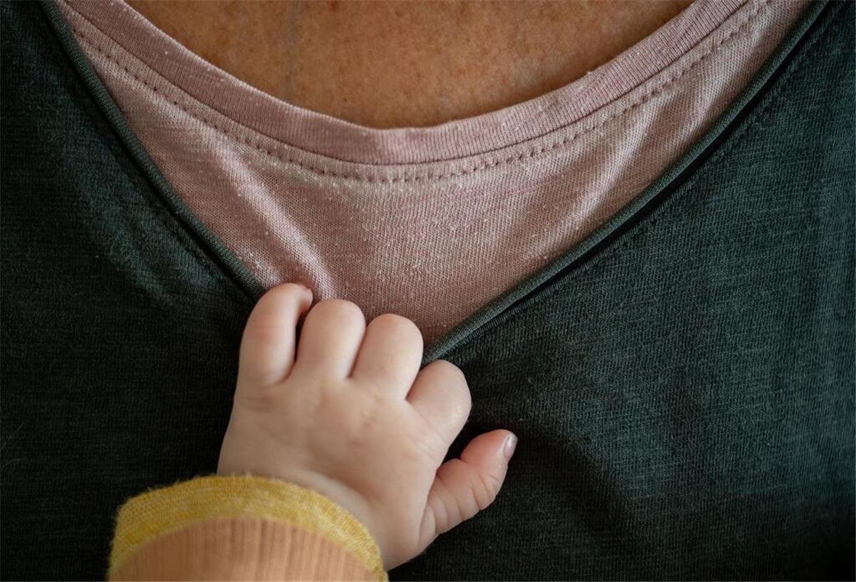 So sichern sich Eltern ihre Erziehungszeiten: Tipps für höhere Rentenansprüche Eine Kinderhand zieht an dem T-Shirt seiner Mutter.