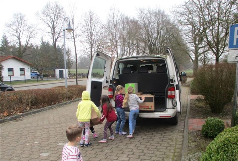 Krieg in der Ukraine: Kinder sammeln für flüchtende Menschen Das Foto zeigt, wie Kinder Pakete in einen Bus bringen.