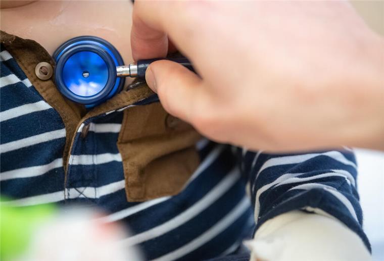 ARCHIV - 12.02.2021, Baden-Württemberg, Stuttgart: Ein Arzt untersucht im Olgahospital des Klinikums Stuttgart ein Kind. (zu dpa: «Kinderkliniken melden Anstieg schwerer Grippefälle») Foto: Sebastian Gollnow/dpa +++ dpa-Bildfunk +++