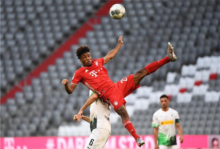 Bayern siegt am Ende doch noch Kingsley Coman (oben) vom FC Bayern München und Mönchengladbachs Christoph Kramer kämpfen um den Ball.