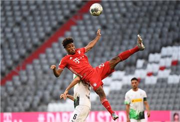 Kingsley Coman (oben) vom FC Bayern München und Mönchengladbachs Christoph Kramer kämpfen um den Ball. 